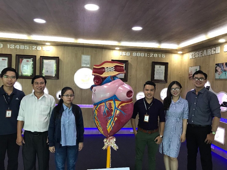 Chuyến tham quan của Phạm Ngọc Lan Hương ở nhà máy sản xuất Stent.