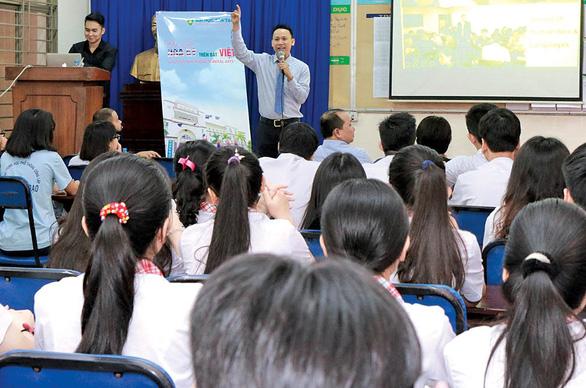 The School of Humanities and Languages – Enhancing Online Education means Stretching a New Horizon