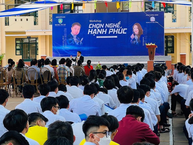 Tan Tao University starts the 50 billion VND “Liberal Arts” scholarship fund