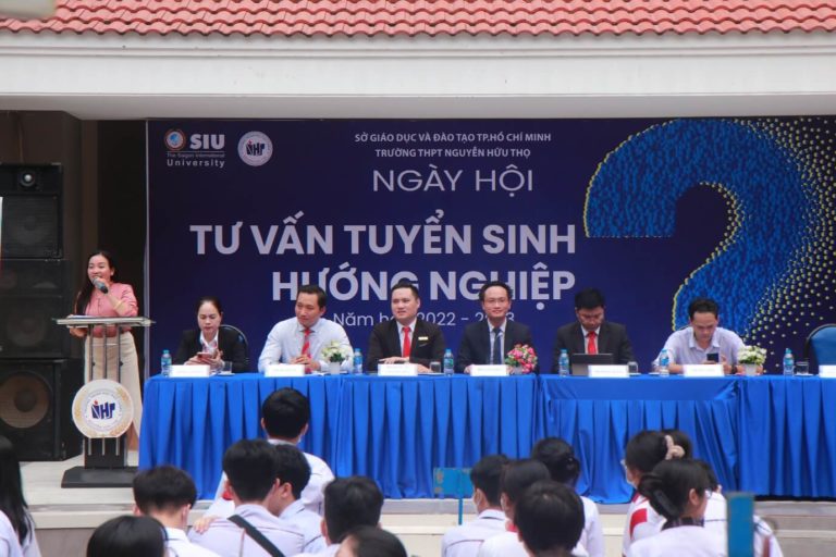 Tan Tao University kicks off the 2023 University enrollment season at Nguyen Huu Tho High School