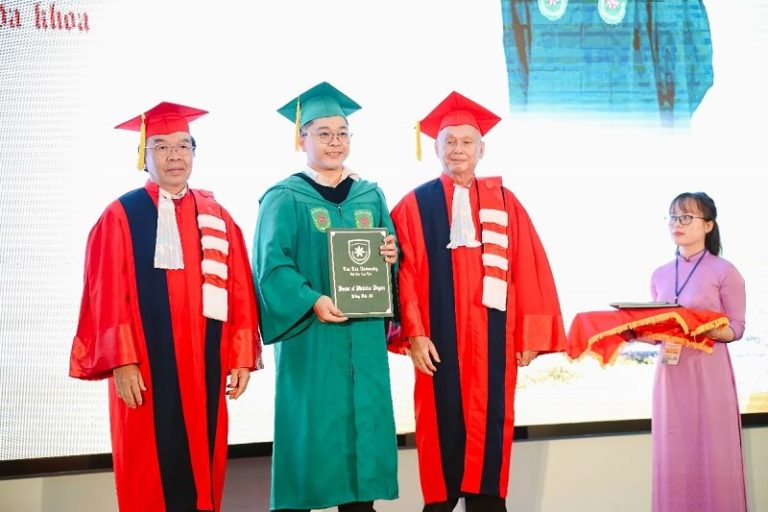Đại học Tân Tạo trao bằng cho 98 tân cử nhân và tân bác sĩ.