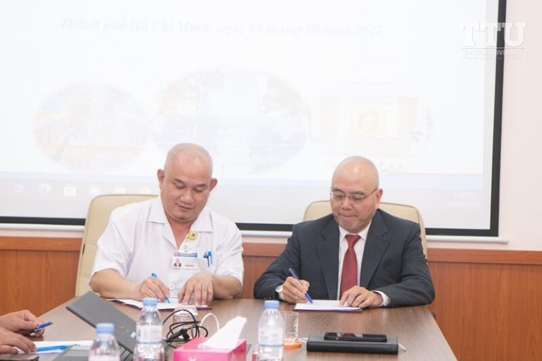Signing Ceremony of Principle Contract on Practical Training and Awarding Decision of Visiting Lecturer Hung Vuong Hospital