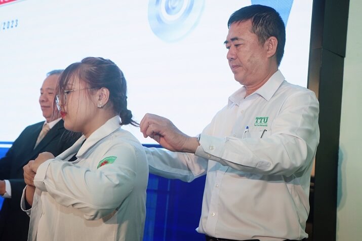 Lễ Khoác Áo Blouse Trắng 2023