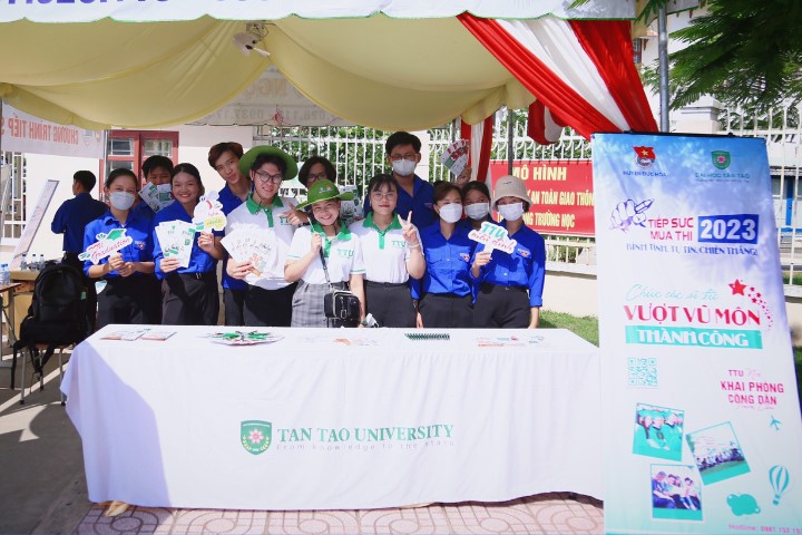Sinh viên Đại học Tân Tạo ra quân  “Tiếp sức mùa thi” năm 2023