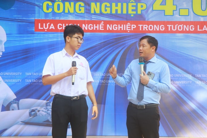 Workshop Choosing a happy career “The 4.0 industrial revolution choosing future careers” at Tan An High School