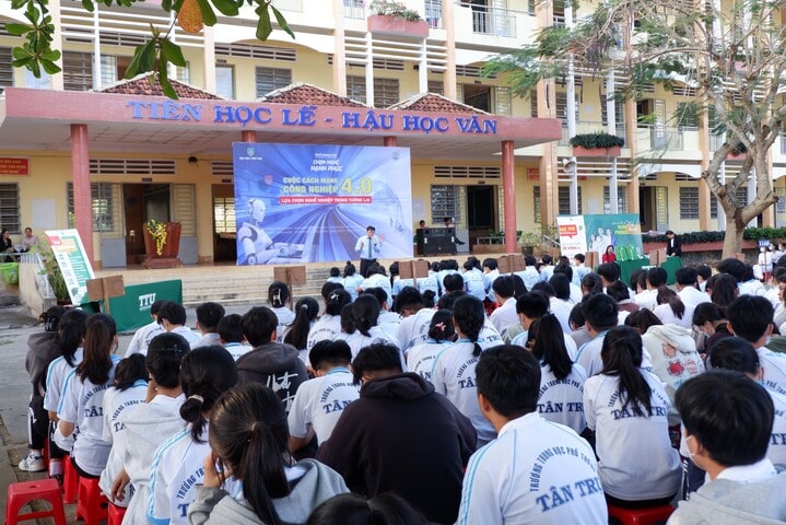 Workshop “Choosing a happy career – Industrial revolution 4.0 Choosing a future career” No. 14 at Tan Tru High School