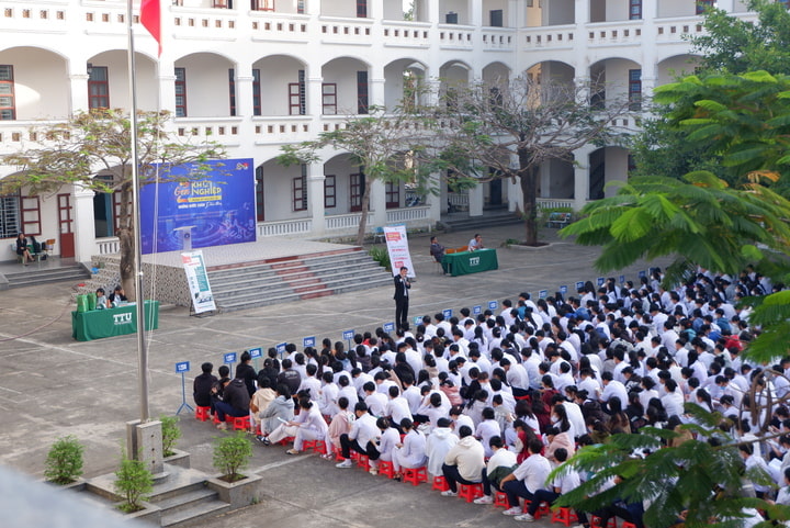 Workshop “Chọn nghề Hạnh phúc” năm 2024 – Chủ đề: “Gen Z Khởi nghiệp trong kỷ nguyên số: Những bước chân đầu tiên” tại THPT Hậu Nghĩa (Long An)