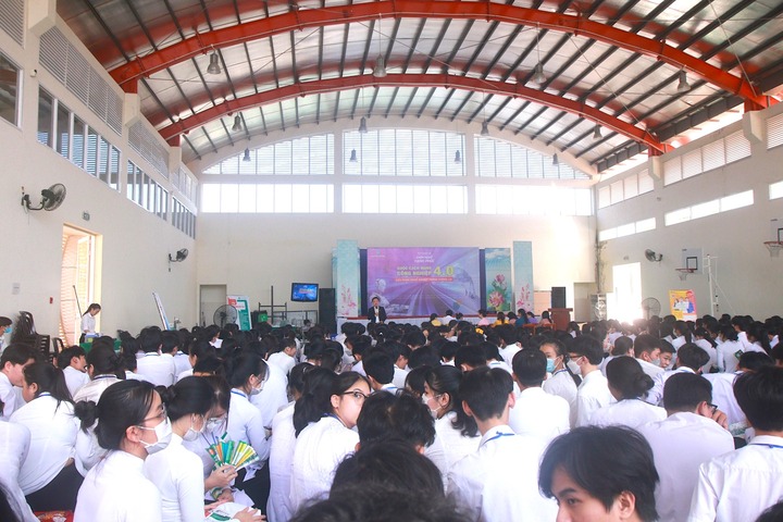 Workshop “Chọn nghề hạnh phúc” với chủ đề “Cuộc cách mạng công nghiệp 4.0 Lựa chọn nghề nghiệp trong tương lai” tại THPT Tân Hiệp (Tiền Giang)
