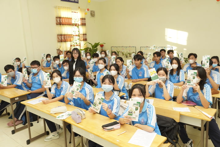 Chuỗi chương trình “Chọn nghề Hạnh phúc” năm 2024 đến các huyện xa của tỉnh Long An – Hành trình mang ước mơ đến giảng đường đại học