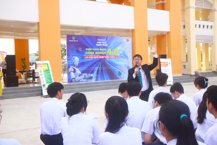 Workshop “Chọn nghề hạnh phúc” chủ đề “Cuộc cách mạng 4.0 Lựa chọn nghề nghiệp trong tương lai” tại THPT Nguyễn Trung Trực – Bến Lức huyện Bến Lức