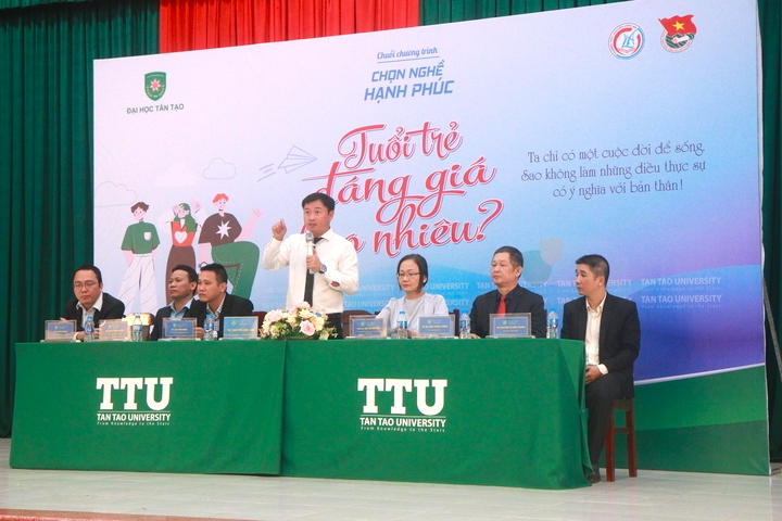  Workshop “Chọn nghề Hạnh phúc” với chủ đề “Tuổi trẻ đáng giá bao nhiêu” tại trường THPT Chuyên Long An