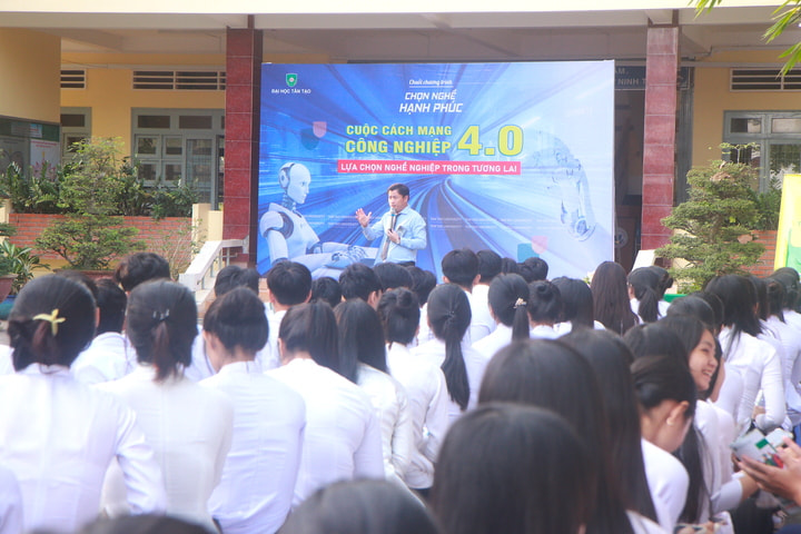 Workshop “Chọn nghề hạnh phúc” với chủ đề “Cuộc cách mạng công nghiệp 4.0 Lựa chọn nghề nghiệp trong tương lai” diễn ra tại THPT Lê Văn Phẩm (Tiền Giang)