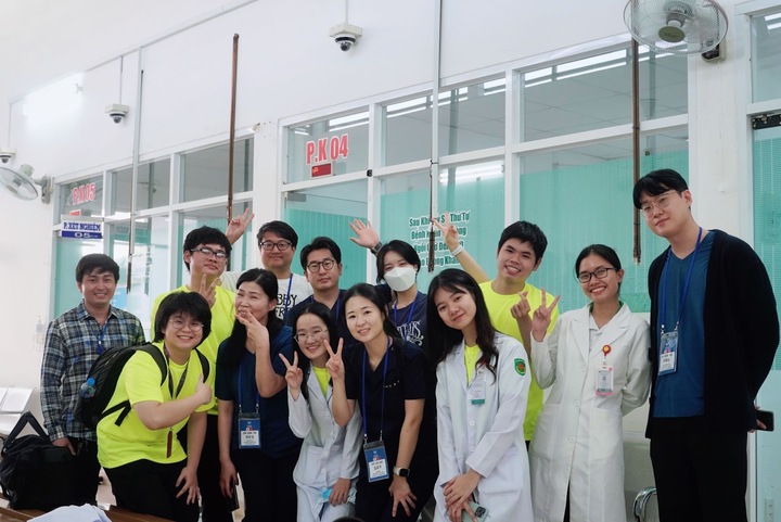 Sinh viên Y khoa Đại học Tân Tạo đồng hành cùng Đại học Wonkwang (Hàn Quốc) trong chương trình “Khám chữa bệnh thiện nguyện”