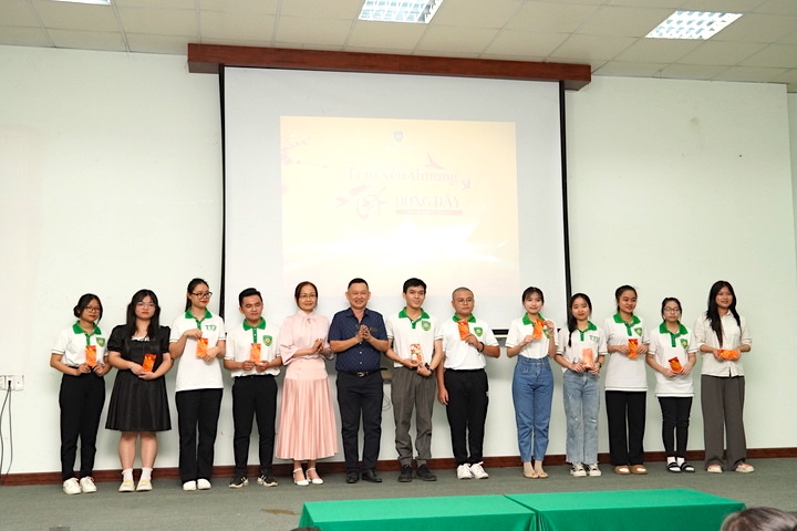 Chương trình “Trao yêu thương-Tết đong đầy” – Tặng quà cho sinh viên có hoàn cảnh khó khăn trong dịp Tết Giáp Thìn 2024