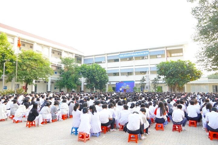 Chương trình “Chọn nghề Hạnh phúc” với chủ đề “Chúng ta chuẩn bị gì cho đời sinh viên” diễn ra tại THPT Quang Trung, Tây Ninh