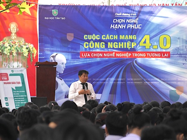Workshop “Chọn nghề hạnh phúc” với chủ đề “Cuộc cách mạng công nghiệp 4.0 Lựa chọn nghề nghiệp trong tương lai” diễn ra tại THPT Võ Văn Tần (Long An)
