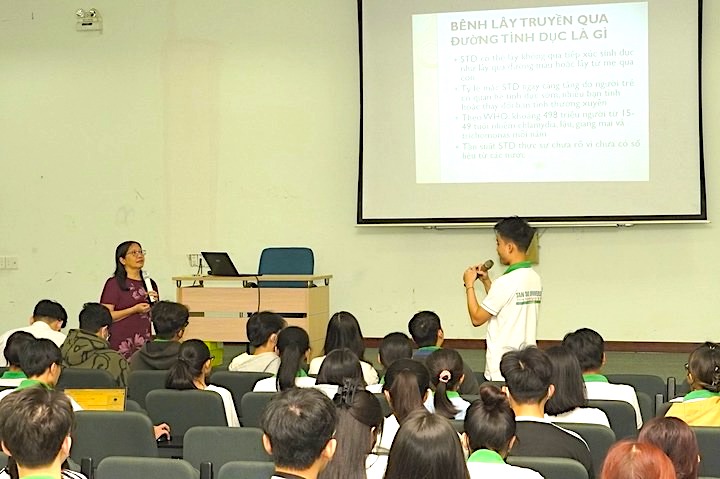 Seminar “Phòng ngừa bệnh lây truyền qua đường tình dục cho học sinh-sinh viên”