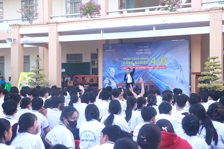 Workshop “Chọn nghề hạnh phúc” với chủ đề “Cuộc cách mạng công nghiệp 4.0 Lựa chọn nghề nghiệp trong tương lai” diễn ra tại THPT Bình Phục Nhứt