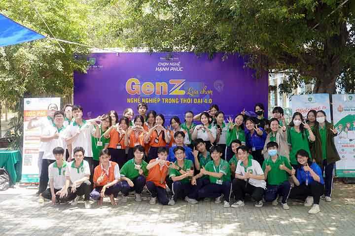 Sinh viên TTU tham gia Ngày hội Thanh niên tại trường THPT Đức Hòa