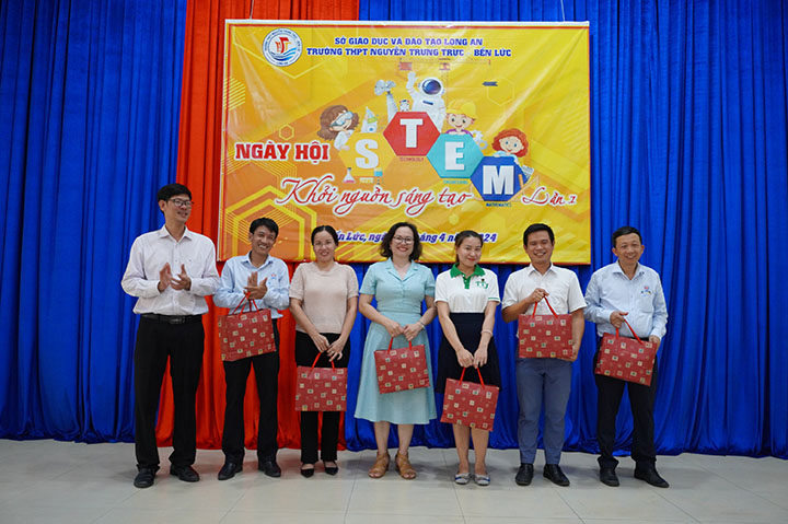 Đại học Tân Tạo Thổi Bùng Ngọn Lửa Khởi Nghiệp Tại Ngày Hội Sáng Tạo STEM THPT Nguyễn Trung Trực – Bến Lức