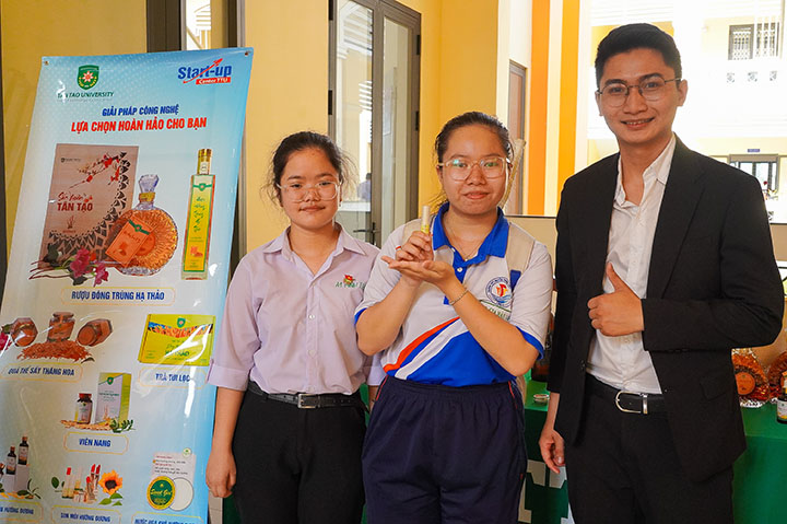 Học sinh THPT khám phá sản phẩm sáng tạo tại Trung tâm Khởi nghiệp TTU