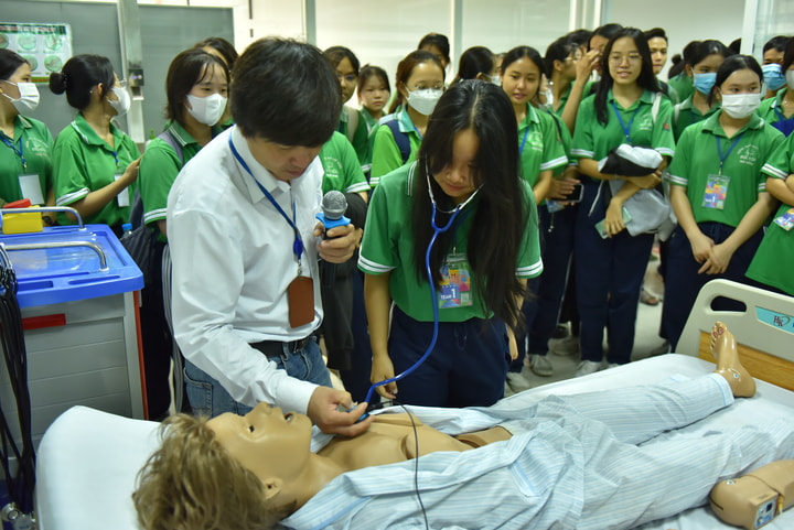 Hành trình định hướng tương lai: Trải nghiệm kiến thức y khoa tại Đại học Tân Tạo