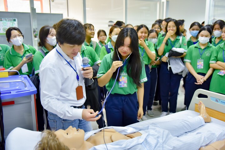 Hơn 600 học sinh khối 11 trường THPT Đức Hòa tham quan, học tập trải nghiệm, tư vấn nghề nghiệp tại trường Đại học Tân Tạo