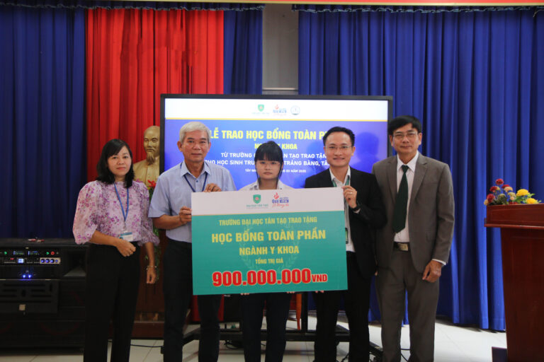 Thầy Lê Văn Giỏi - Hiệu Trưởng trường THPT Trảng Bàng tỉnh Tây Ninh (đứng thứ 2 từ bên trái và em Trà My - học sinh của trường tại buổi lễ trao học bổng ngành Y khoa)