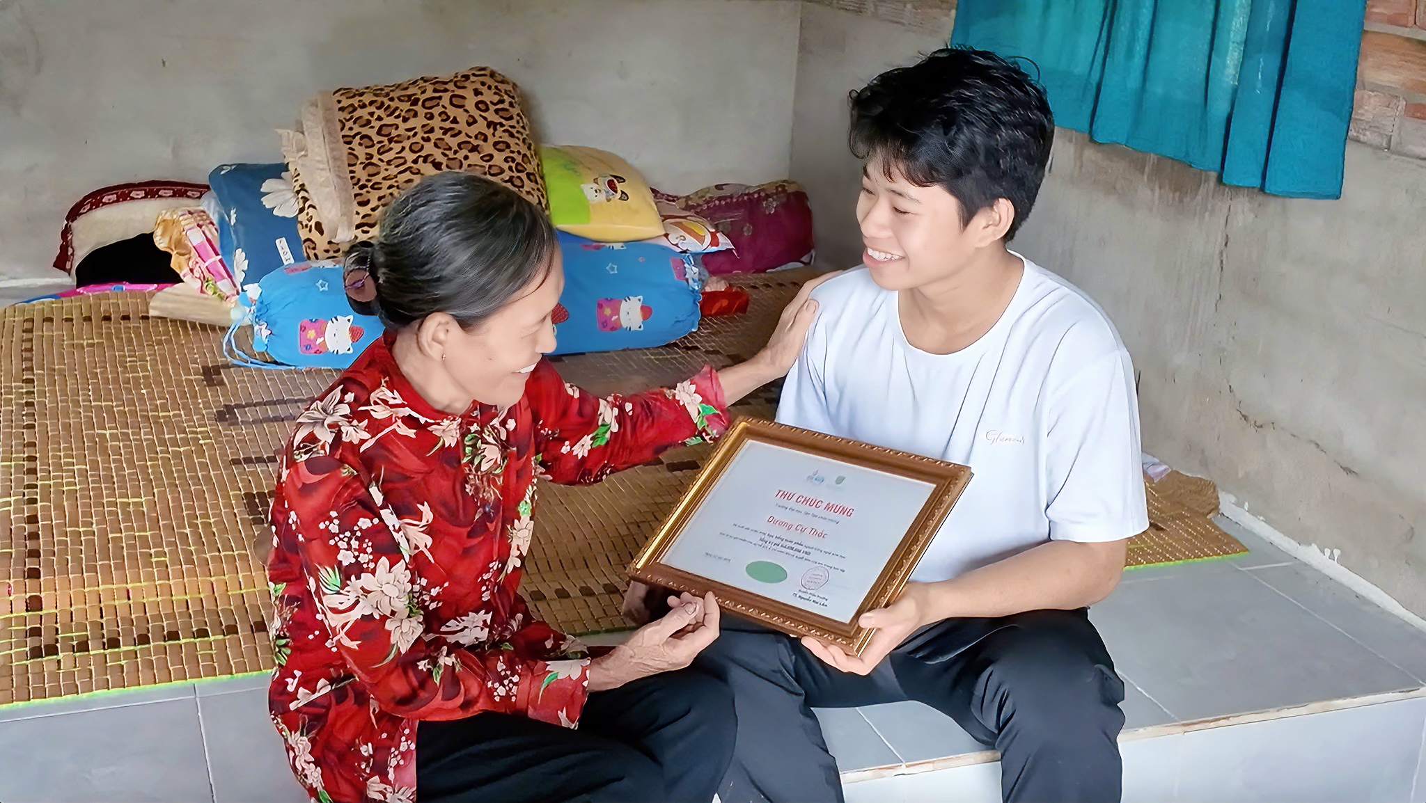 (Em Dương Cư Thóc - học sinh trường THPT Đức Hoà, tỉnh Long An và Bà Ngoại vui mừng khi được trao thư chúc mừng nhận học bổng toàn phần ngành Công nghệ sinh học) 
