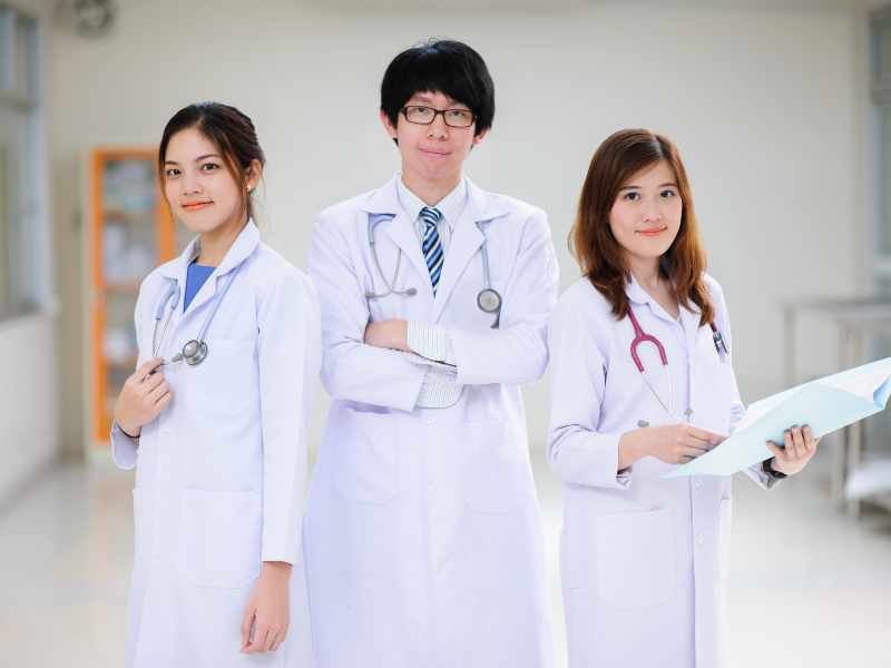 Bác sĩ nội trú và bác sĩ chuyên khoa ai giỏi hơn?