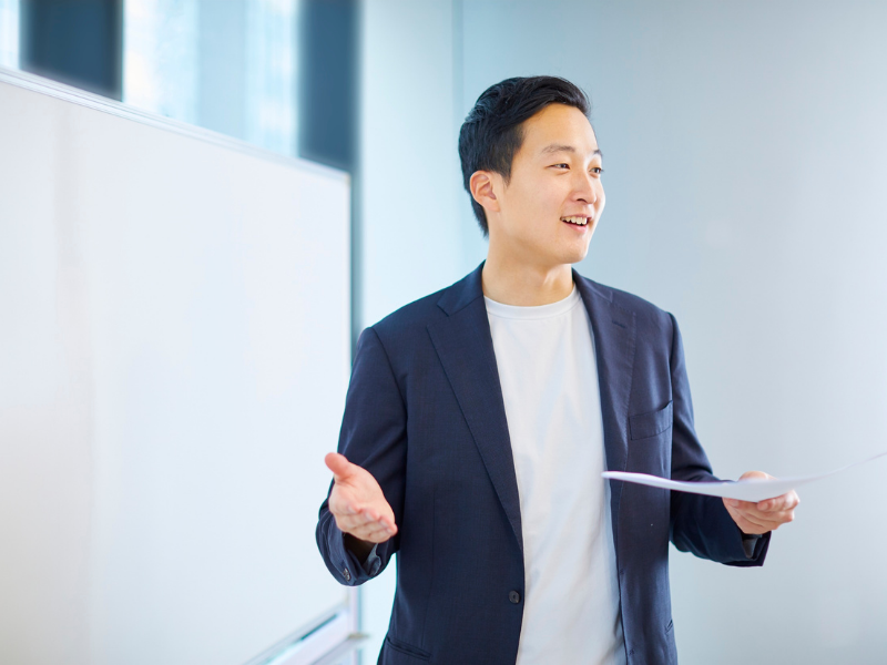 Có nên học Văn bằng 2 Ngôn ngữ Anh? Lợi ích khi học văn bằng 2 ngôn ngữ Anh 2 Phát triển kỹ năng mềm: giao tiếp, thuyết trình, làm việc nhóm