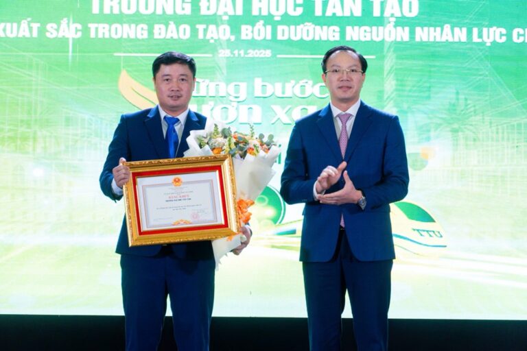 Ông Đoàn Trung Kiên (bên phải) Uỷ viên Ban Thường vụ Tỉnh ủy, Phó Chủ tịch UBND tỉnh Tây Ninh trao tặng bằng khen cho tập thể Trường Đại học Tân Tạo