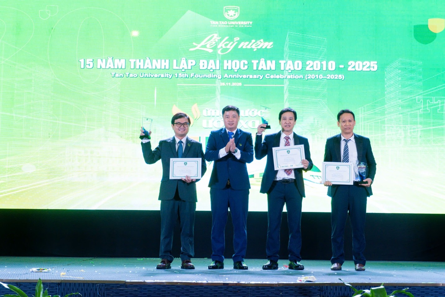 Trao giải thưởng cho giảng viên có thành tích nghiên cứu khoa học xuất sắc giai đoạn 2021 - 2025