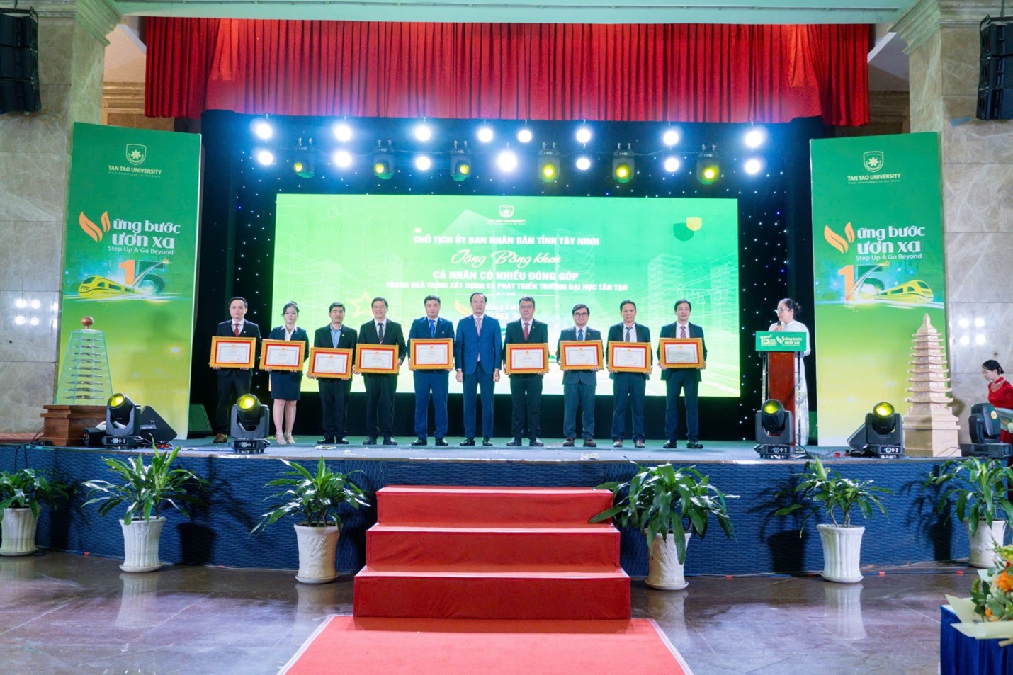 Vinh danh 10 cá nhân có nhiều đóng góp cho quá trình phát triển 15 năm của Trường Đại học Tân Tạo