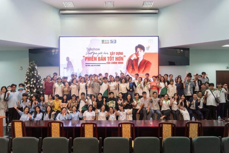 Diễn giả Dược sĩ Tiến đồng hành cùng talkshow “Vượt qua giới hạn – Xây dựng phiên bản tốt hơn của chính mình”