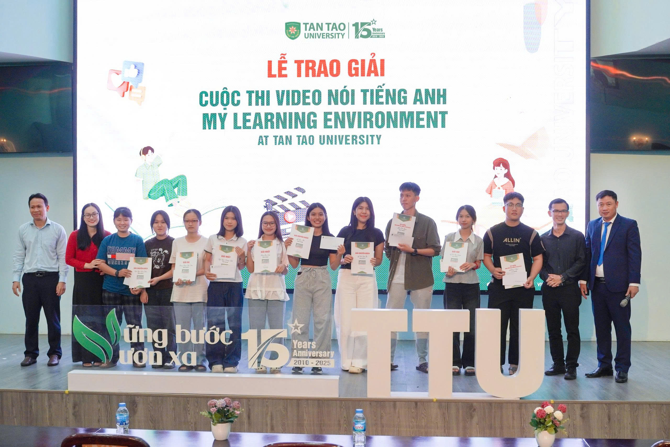 Các lớp luyện thi TOEIC/IELTS miễn phí tại TTU giúp sinh viên vững vàng nền tảng ngay từ những năm đầu.