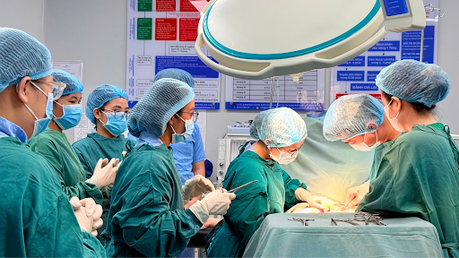 Students observing live surgical procedures performed by expert surgeons at Tan Tao University Hospital