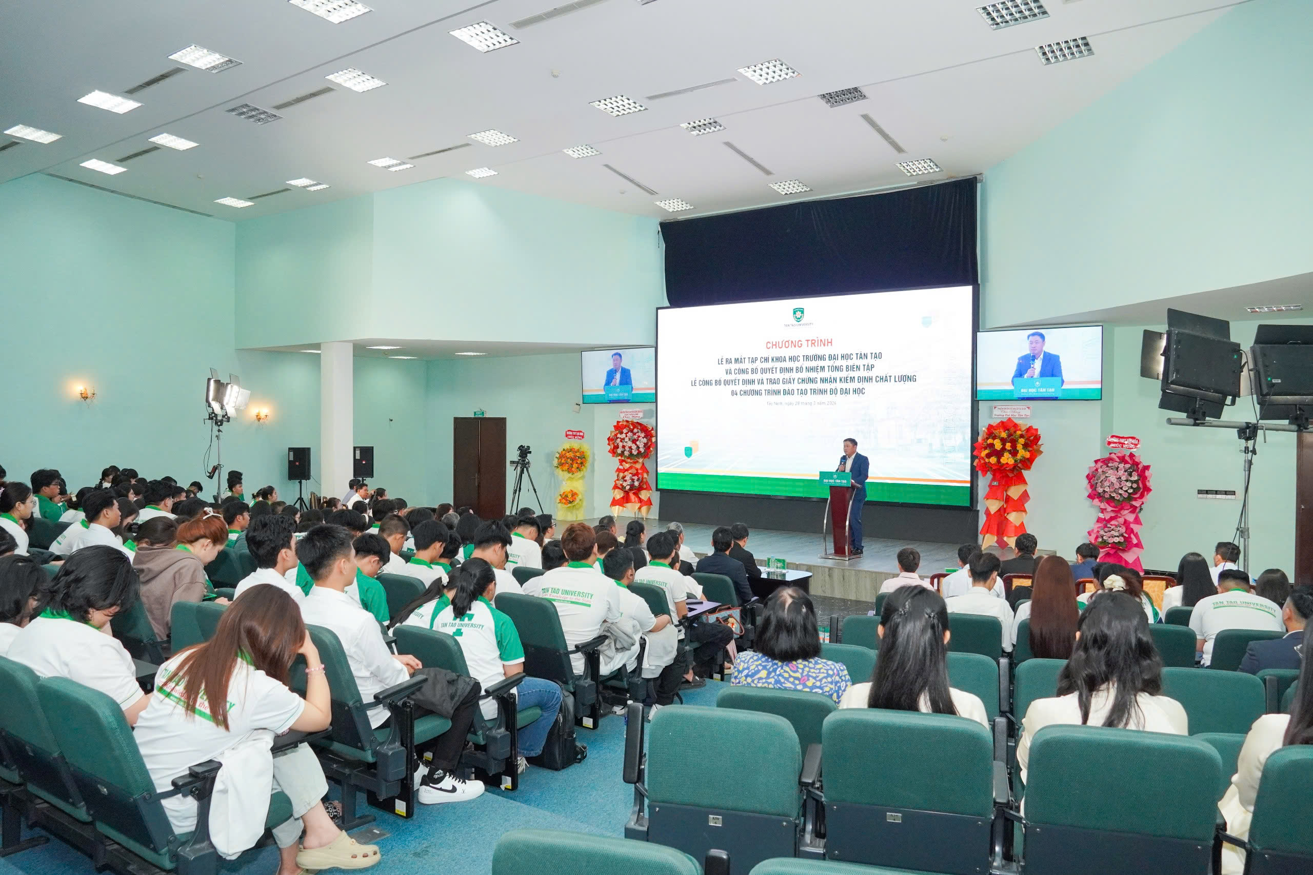 TS. Nguyễn Mai Lâm – Hiệu trưởng Trường ĐH Tân Tạo (TTU) phát biểu khai mạc, nhấn mạnh tầm quan trọng của công tác nghiên cứu khoa học và sứ mệnh của Tạp chí mới.