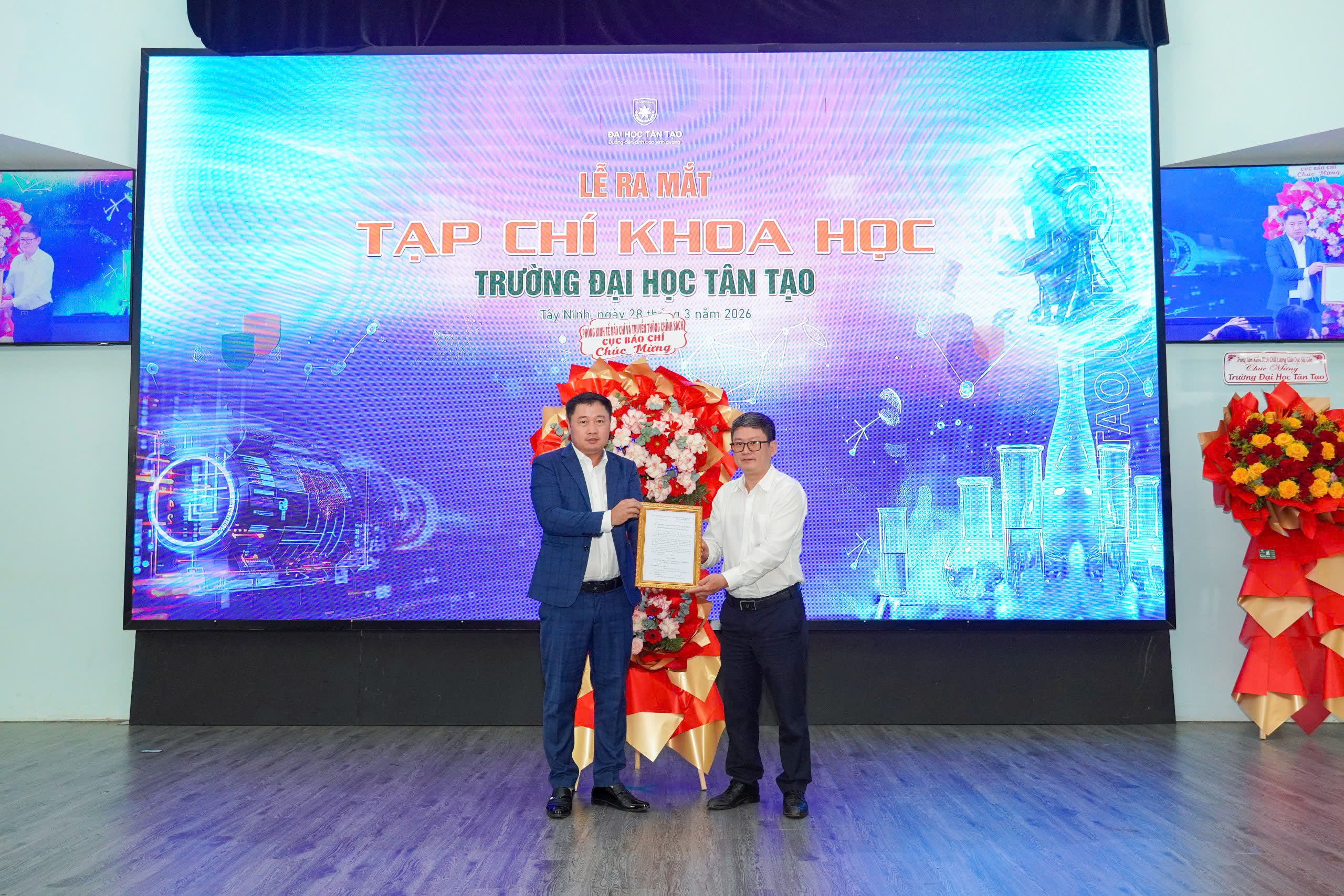 Ông Lê Việt Dũng bên phải - Trưởng phòng Kinh tế Báo chí và Truyền thông chính sách, Cục Báo chí đã đại diện cơ quan quản lý trao Giấy phép hoạt động Tạp chí in và Tạp chí điện tử cho Trường Đại học Tân Tạo