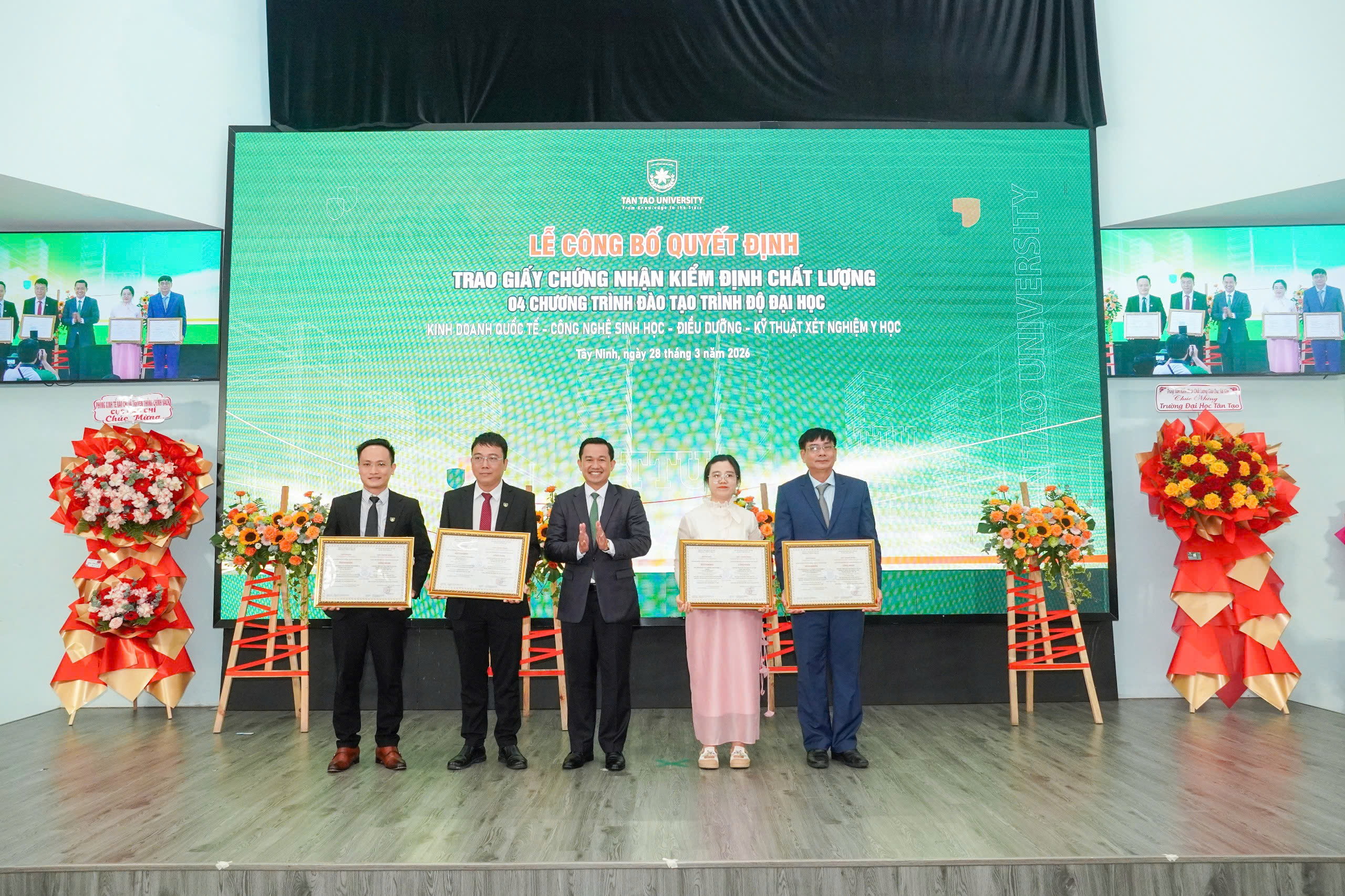TS. Lê Hoàng Vũ - Đại diện Trung tâm Kiểm định chất lượng giáo dục Sài Gòn trao Giấy chứng nhận đạt kiểm định chất lượng giáo dục cho 04 chương trình đào tạo trình độ đại học của Trường Đại học Tân Tạo.